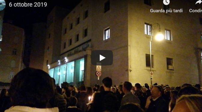 Migliaia di persone presenti alla fiaccolata per i poliziotti uccisi a Trieste.