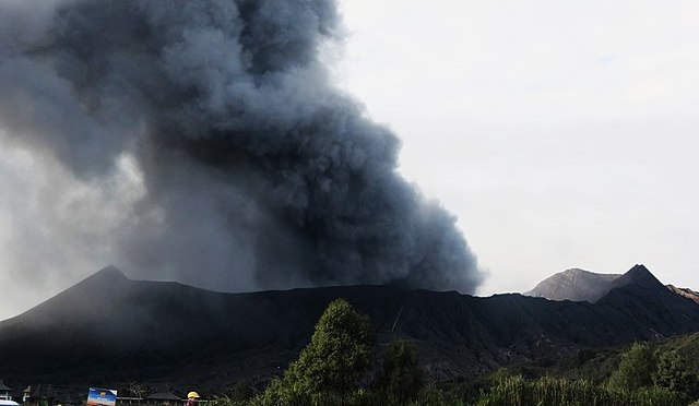 IL PODCAST DI OGGI: eruzione vulcanica a Tonga. L’80% della popolazione coinvolto.