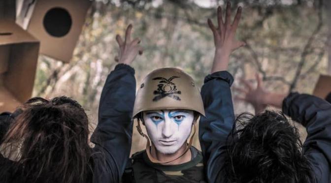 NO ALLA GUERRA . I giovani del Movimento “ Our Voice “ portano geopolitica e musica in piazza XX settembre a Udine.