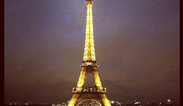 La Francia di Macron mostra determinazione in politica estera ma forti limitazioni portate dalla situazione sociale interna.