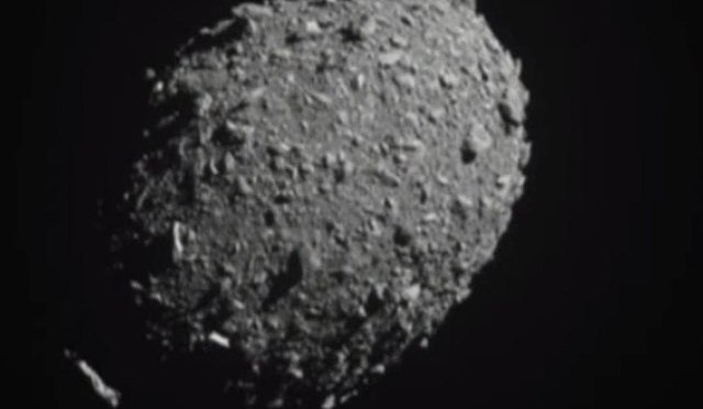 Mentre ci si prepara a proteggere la Terra dagli asteroidi, i terrestri vanno verso la guerra fredda autodistruttiva.
