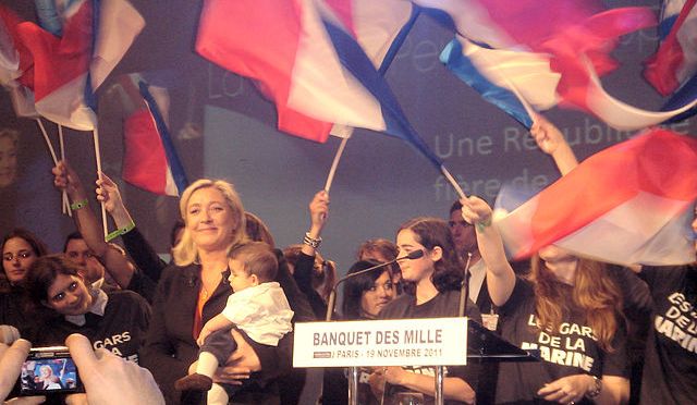 IL PODCAST DI OGGI. Marine Le Pen guarda alla vittoria di Giorgia Meloni come esempio per la Francia.