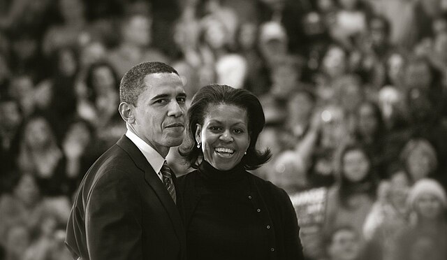 “Yes she can!” A Chicago gli Obama riciclano il vecchio slogan vuoto ed impolverato.