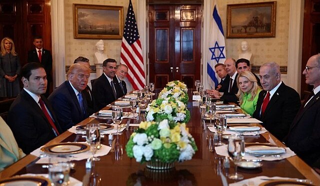 Alla triste cena di Trump e Netanyahu, l’unico piatto servito è quello dell’arroganza.